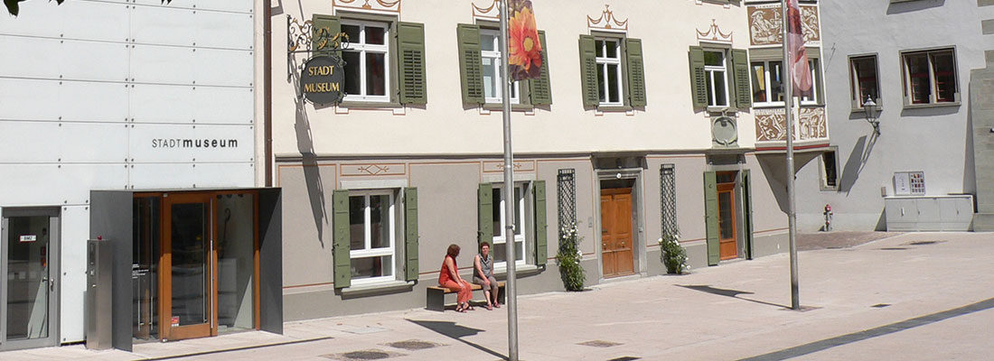 Kopfbild Stadtmuseum: Fassade mit Fensterläden und Besucher. Sehenswürdigkeit in der Altstadt. Kultur erleben.
